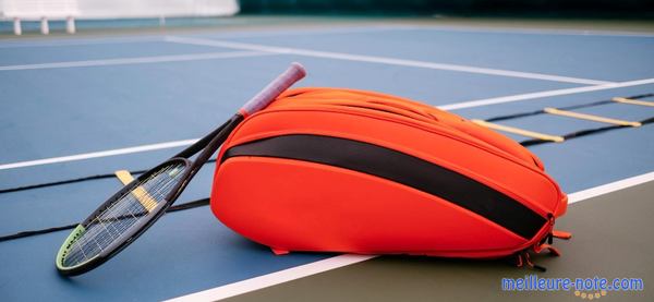 un sac de tennis rouge