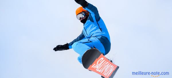 Un professionnel du snowboard sur une planche de marque