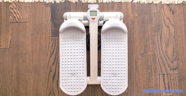 un stepper blanc pour de la gym à la maison