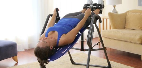 une femme qui allonge sur une table d'inversion