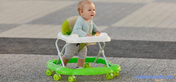 Un mignon bébé dans un trotteur