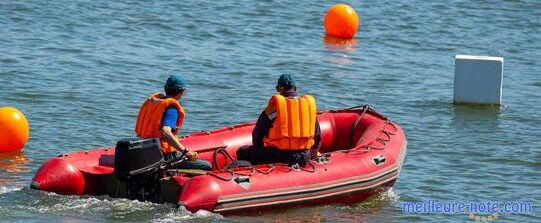 Deux homme sur un beau bateau gonflable