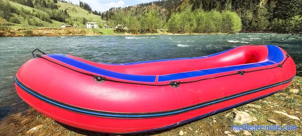 Un beau bateau gonflable rouge 