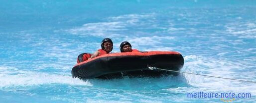 Un petit bateau gonflable qui flotte sur la mer 