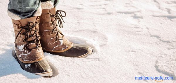 une botte marron dans la neige