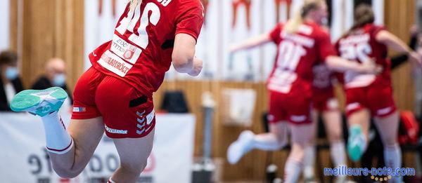 Une équipe de handball en maillot rouge