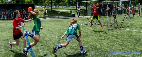 Des handballeuses sur le gazon