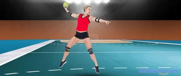 une femme lance la Ball