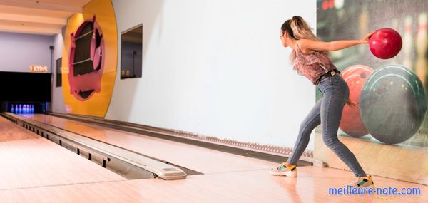 Une femme qui lance la boule 