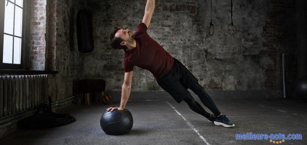 un homme fait un exercice avec un ballon 