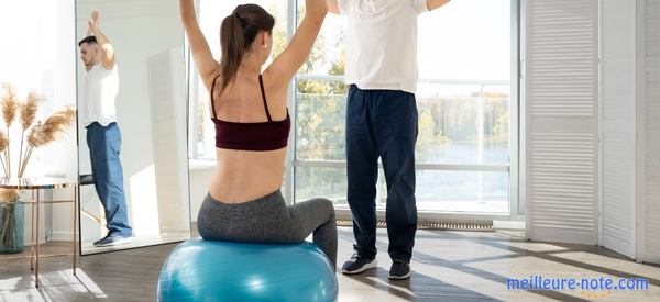 un homme et une femme dans une salle de gym