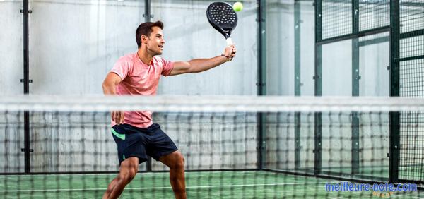 Un homme qui joue au padel dans une salle