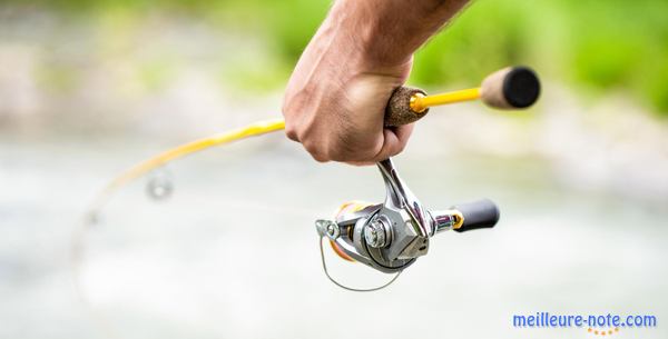 Un homme qui lance une canne à pêche