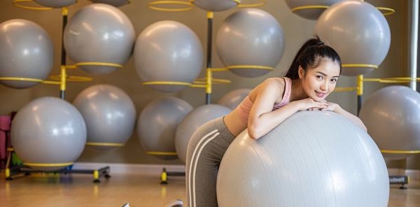 une femme se détendre sur un ballon