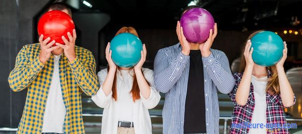 Des jeunes qui tenant une boule chacun