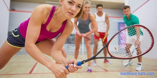 De jeunes gens qui jouent au squash