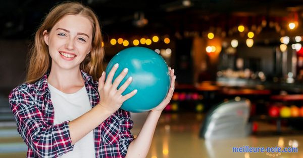 Une jolie boule bleu avec une femme qui sourie