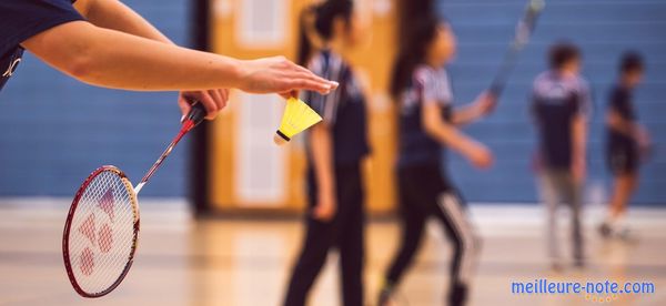 Une main d'homme qui joue au badminton