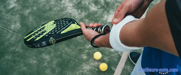 Une main qui tient une raquette de padel