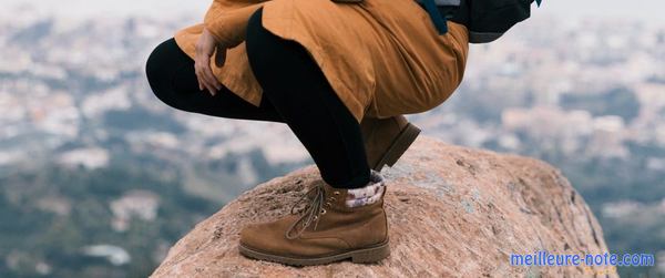 Des chaussures de randonnée marrons