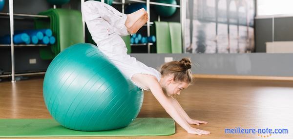 une petite fille joue au ballon 