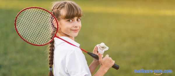 Une petite fille avec une raquette rouge