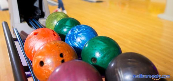 Beaucoup des boules de bowling de plusieurs couleurs