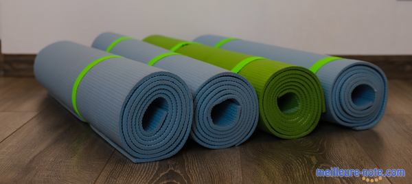 quatre tapis de yoga de couleur