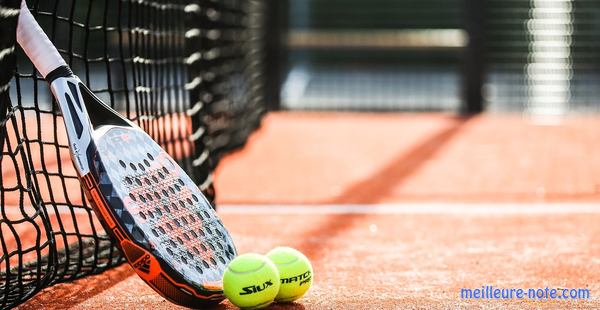 une raquette de padel avec deux balles