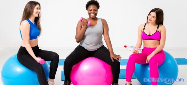 trois femmes assisent sur leur ballon