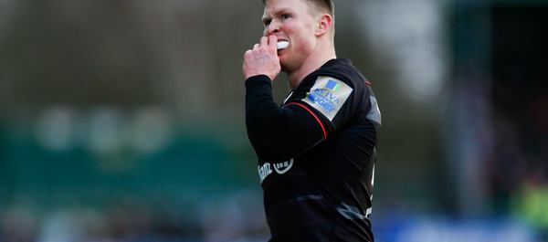 un joueur de rugby met son protège dent