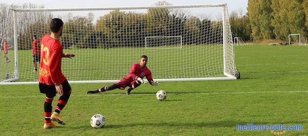 deux enfants jouent au foot