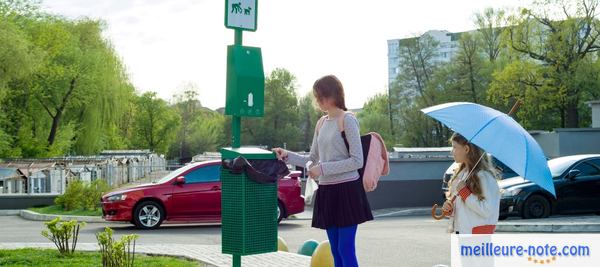 une femme qui jette un sac de déjection