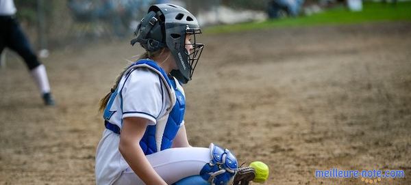 une fille joue au baseball