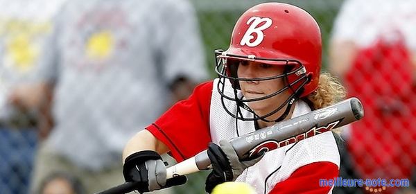 une femme porte son casque de baseball