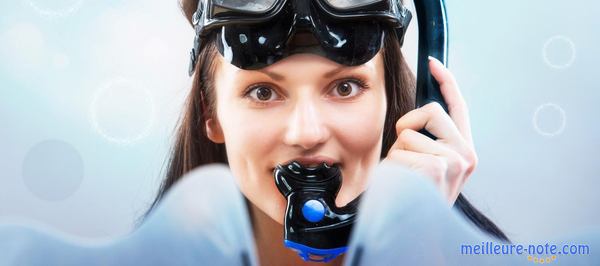 une femme respire avec son détendeur 