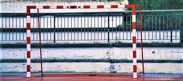 une cage de handball rouge et blanc