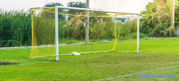 une grande cage de football