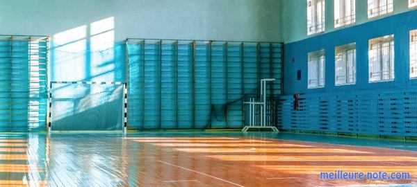 Une cage de handball dans une école