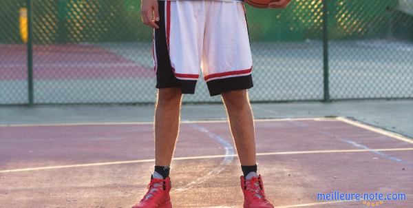 un basketteur avec son short 