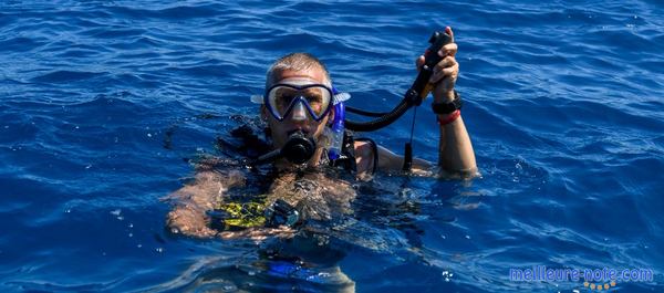 un homme dans l'eau