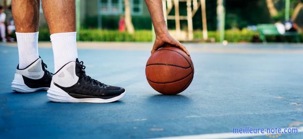 un joueur de basket touche son ballon 