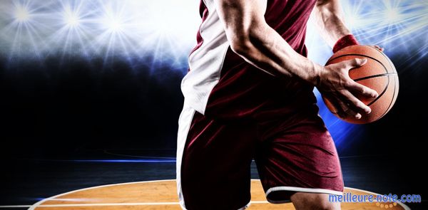 Un joueur en tenue de basket 