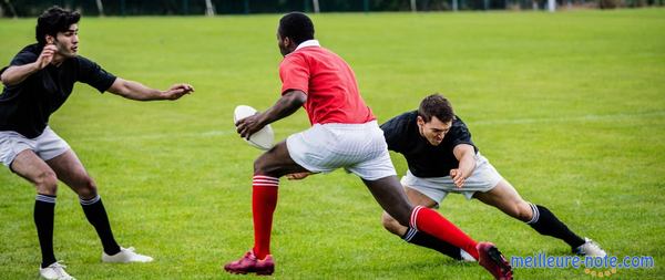 des joueurs de rugby jouant un match