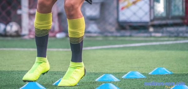 un footballeur fait son échauffement