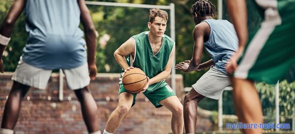 Plusieurs jeunes hommes qui jouent au basket