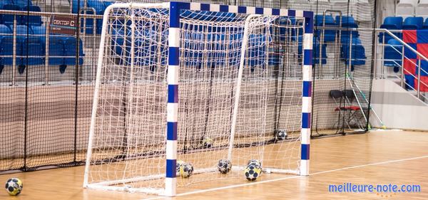 une cage d'handball dans une salle de sport 