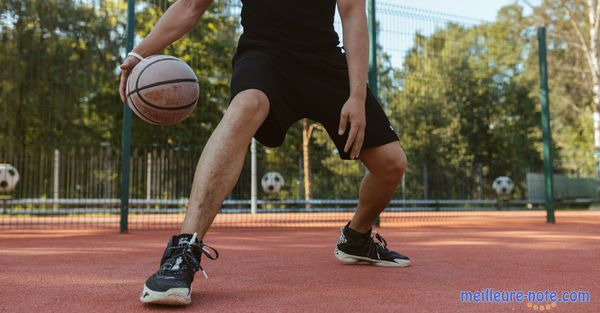 Un homme qui jouer au basketball 