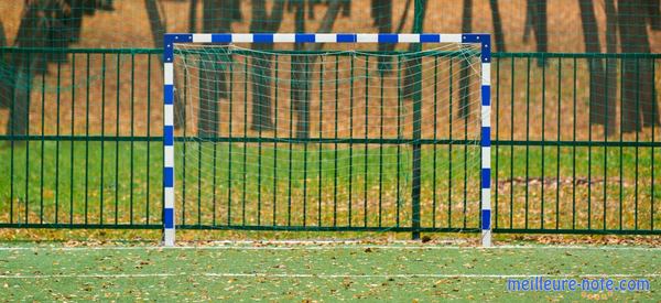 une petite cage de foot sur le terrain