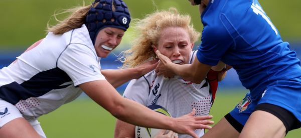 trois joueurs de rugby dans un match